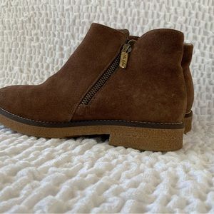 Italeau, waterproof suede boots.